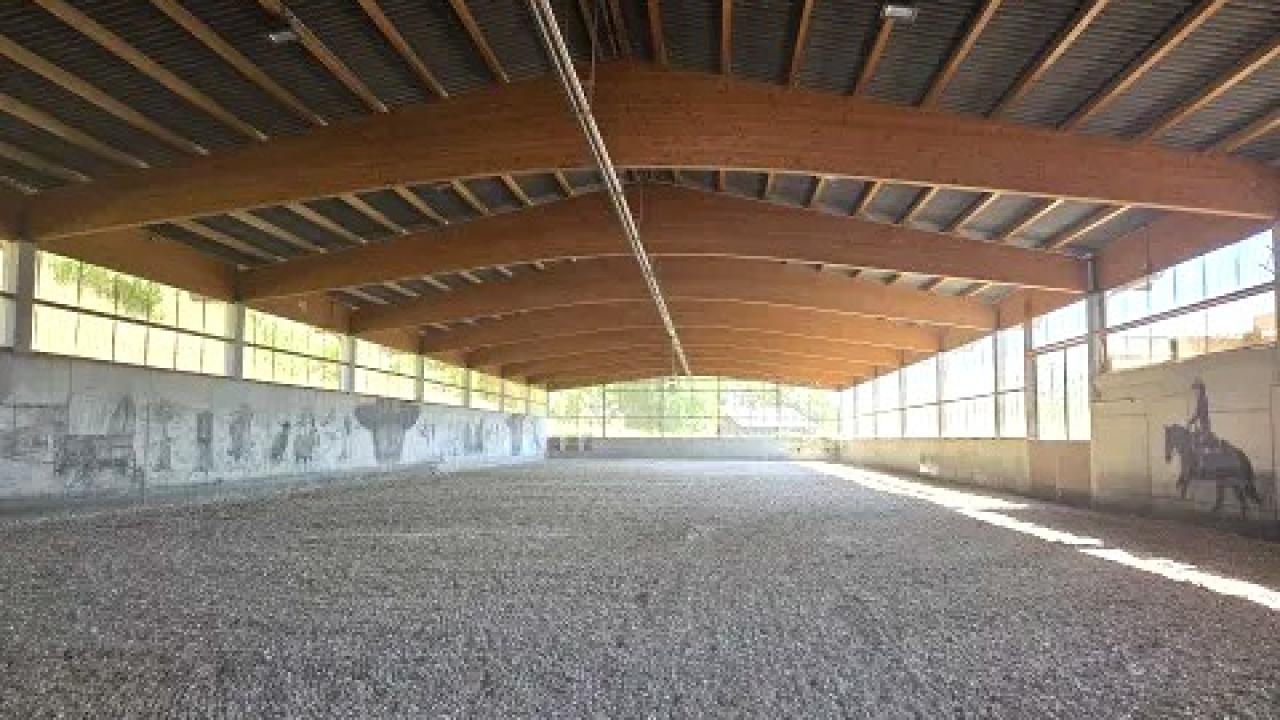 Halle mit neuem Boden für Springreiten